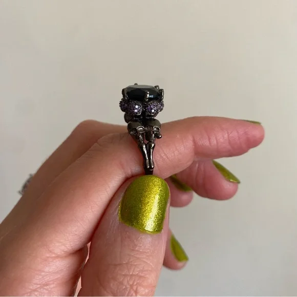 Dark 925 Silver Ring w Skull Heads and Purple Stone Accents & Black Center Stone - Picture 4 of 6
